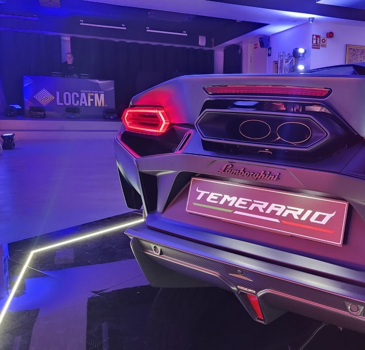 Loca FM en la presentación del nuevo Lamborghini